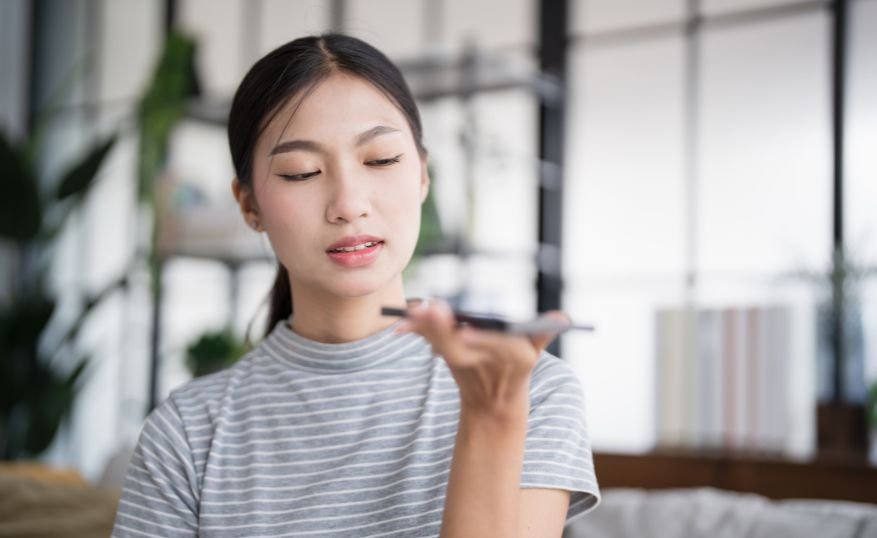 How AEO and Voice Search are Redefining SEO in the UAE 5 mobile voices