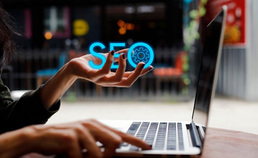 How Large Language Models (LLM) Are Transforming SEO? 2 traditional SEO